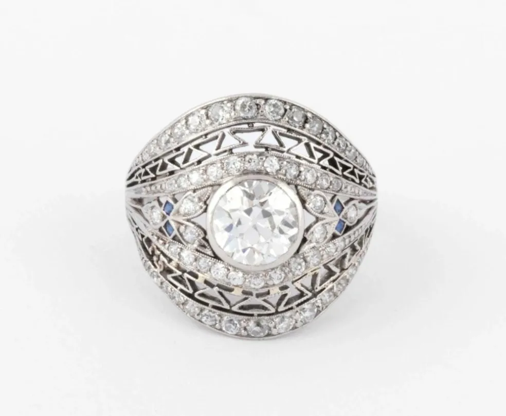 Bague dôme ornée d'un diamant central