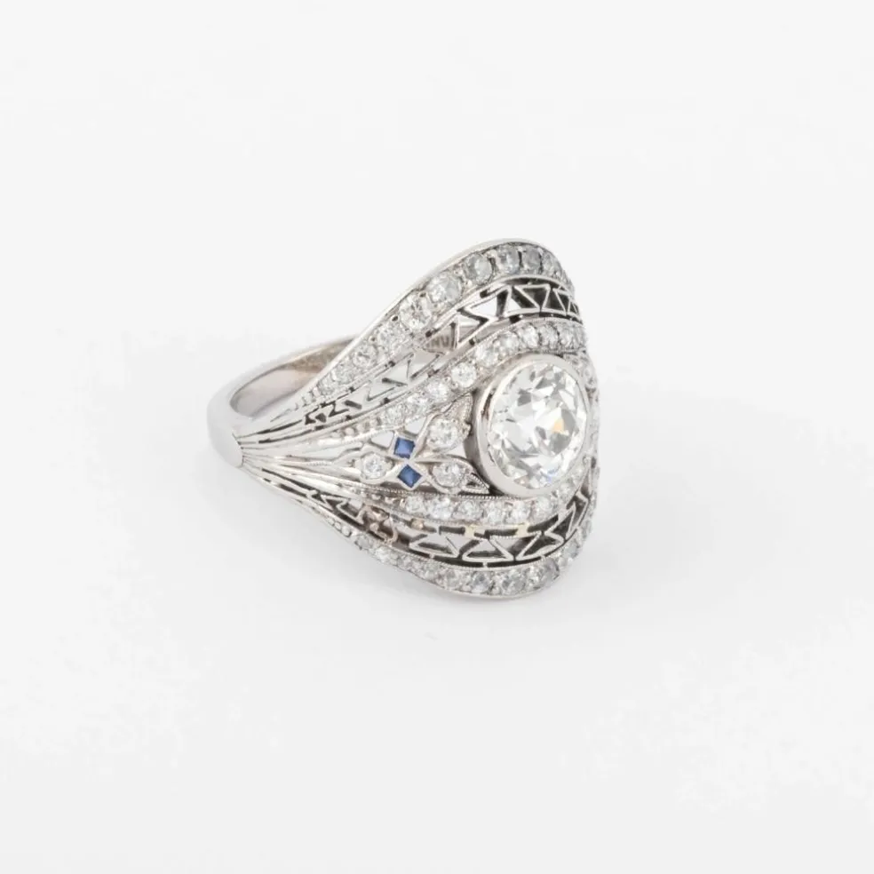 Bague dôme ornée d'un diamant central