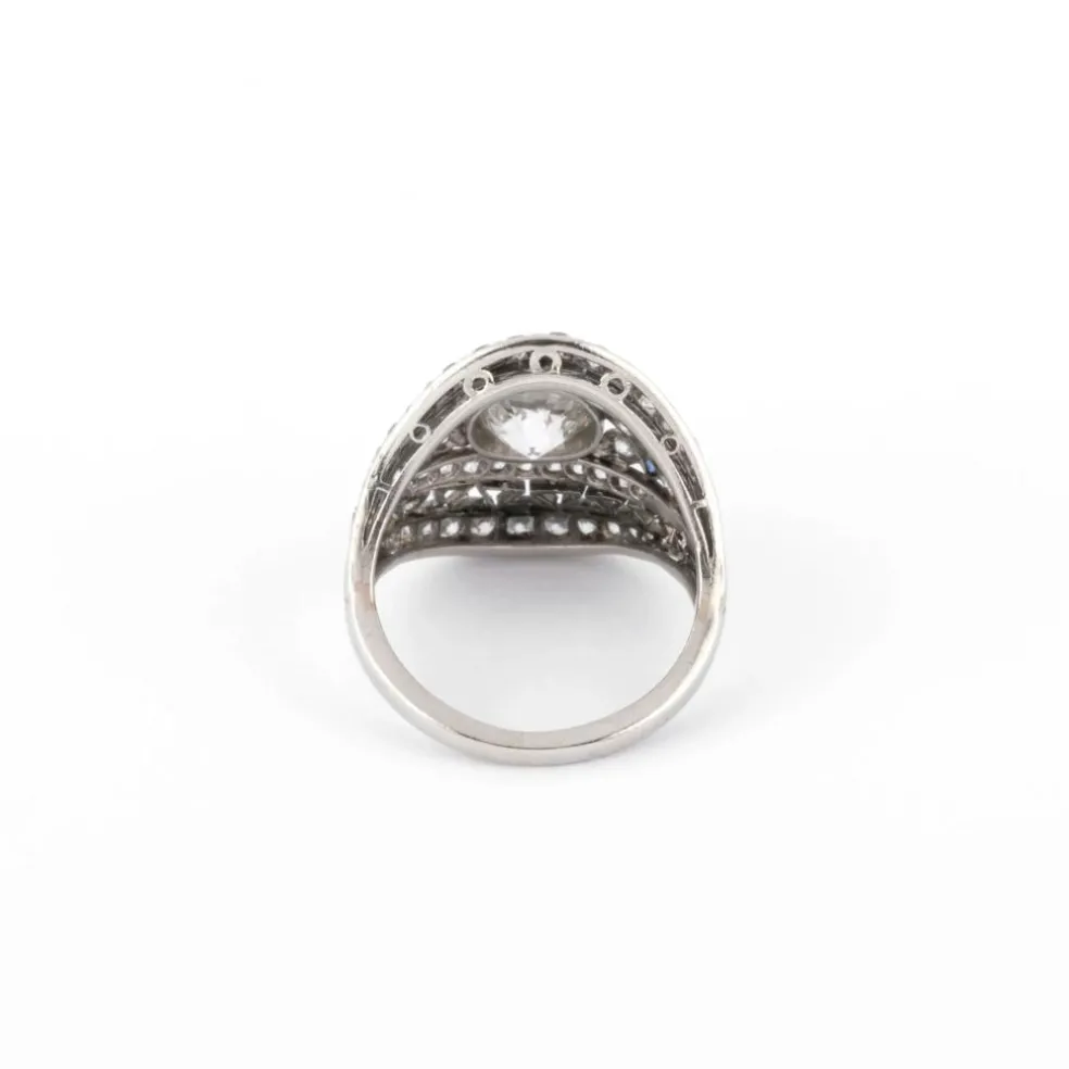 Bague dôme ornée d'un diamant central