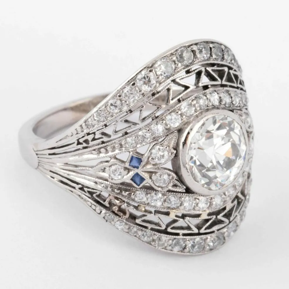 Bague dôme ornée d'un diamant central