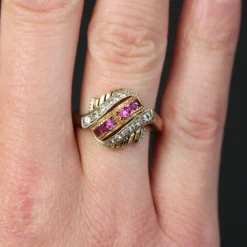 Bague dôme rétro rubis de synthèse et pierres blanches