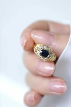 Bague dôme saphir entourage diamants