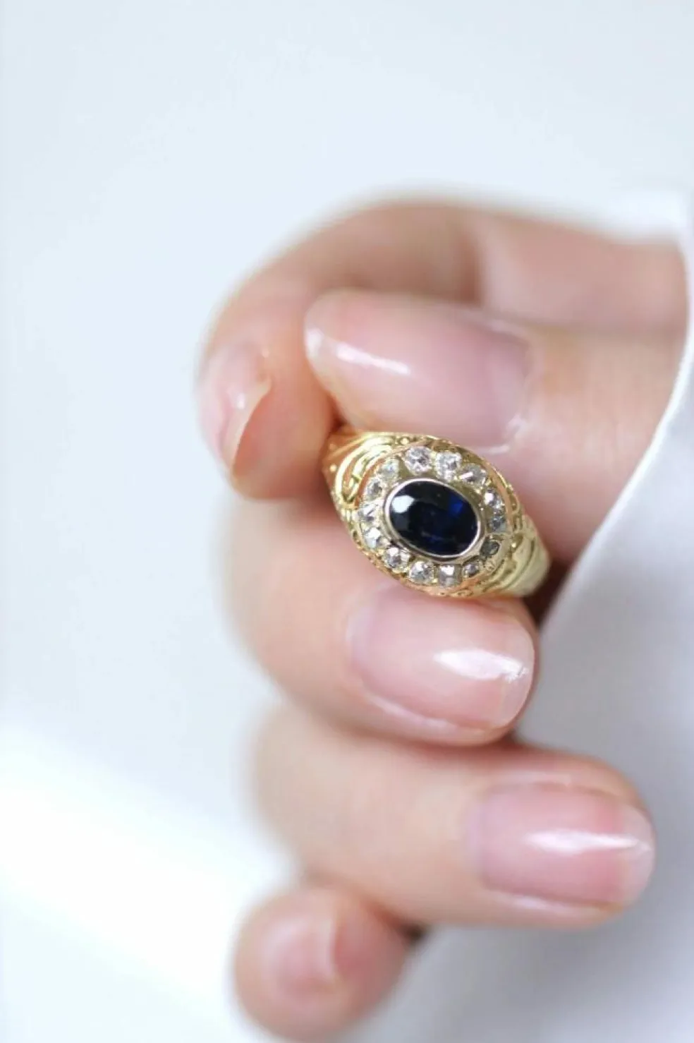 Bague dôme saphir entourage diamants