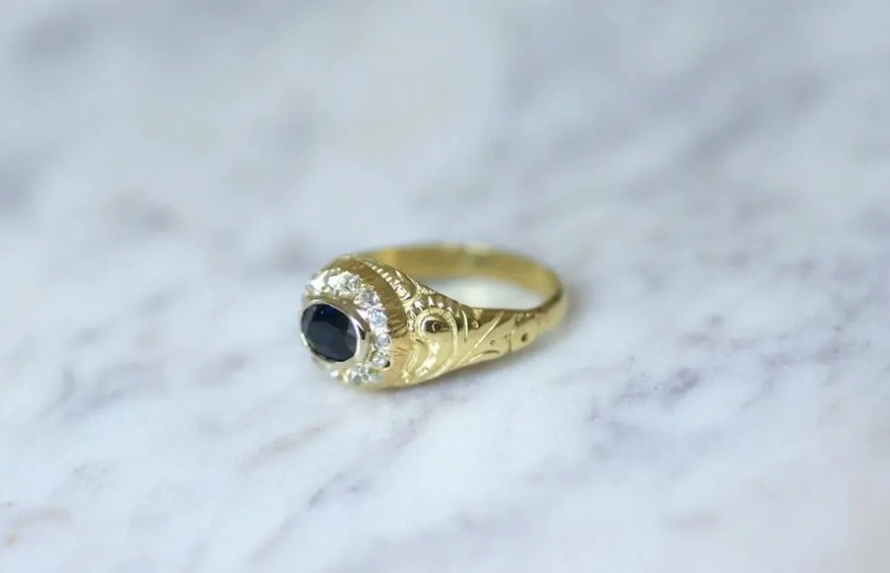 Bague dôme saphir entourage diamants