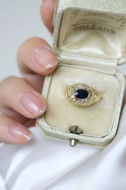 Bague dôme saphir entourage diamants