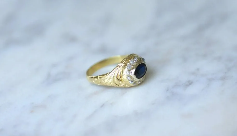 Bague dôme saphir entourage diamants