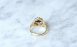 Bague dôme saphir entourage diamants