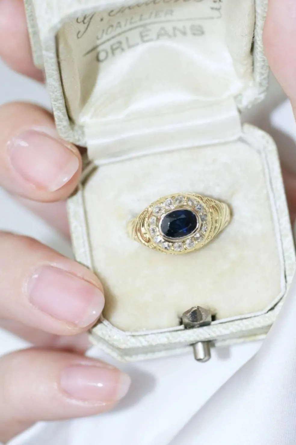 Bague dôme saphir entourage diamants
