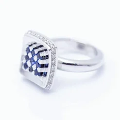 Bague d'or avec des diamants et des saphirs