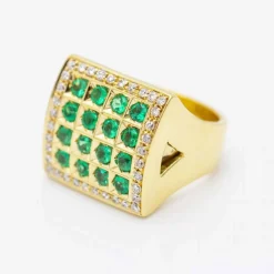 Bague d'or avec des diamants et des émeraudes