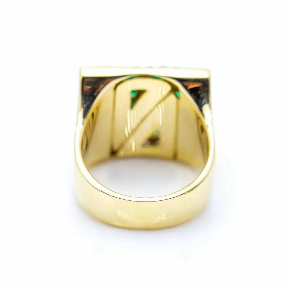 Bague d'or avec des diamants et des émeraudes