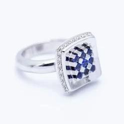 Bague d'or avec des diamants et des saphirs