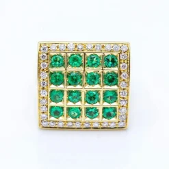 Bague d'or avec des diamants et des émeraudes