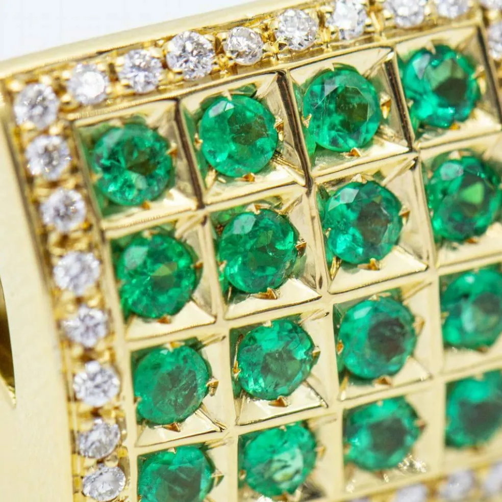 Bague d'or avec des diamants et des émeraudes