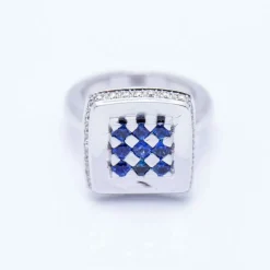 Bague d'or avec des diamants et des saphirs