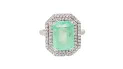 Bague double entourage en or blanc, émeraude de Colombie certifiée et diamants