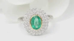 Bague double entourage en or bicolore, émeraude ovale et diamants