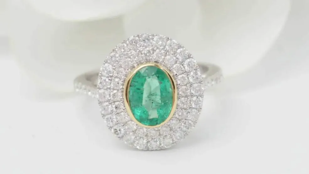 Bague double entourage en or bicolore, émeraude ovale et diamants