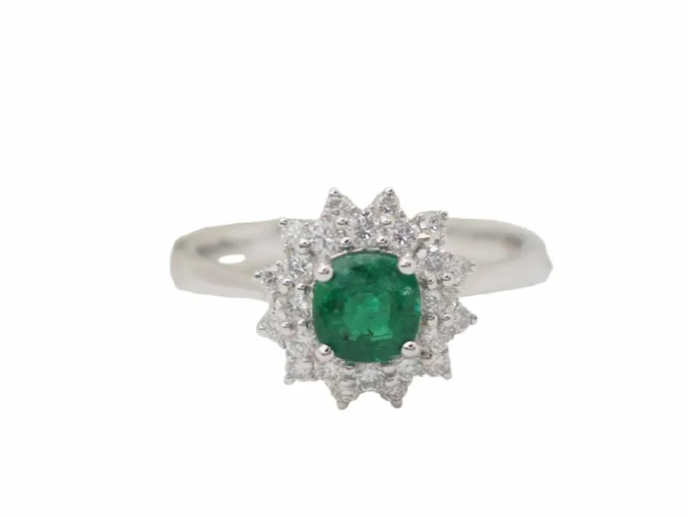 Bague double entourage en or blanc, émeraude 0.64ct et diamants