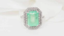 Bague double entourage en or blanc, émeraude de Colombie certifiée et diamants