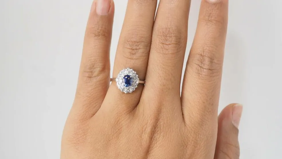 Bague double entourage en or blanc, saphir et diamants