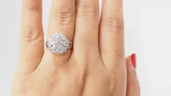 Bague double entourage en or blanc et diamants