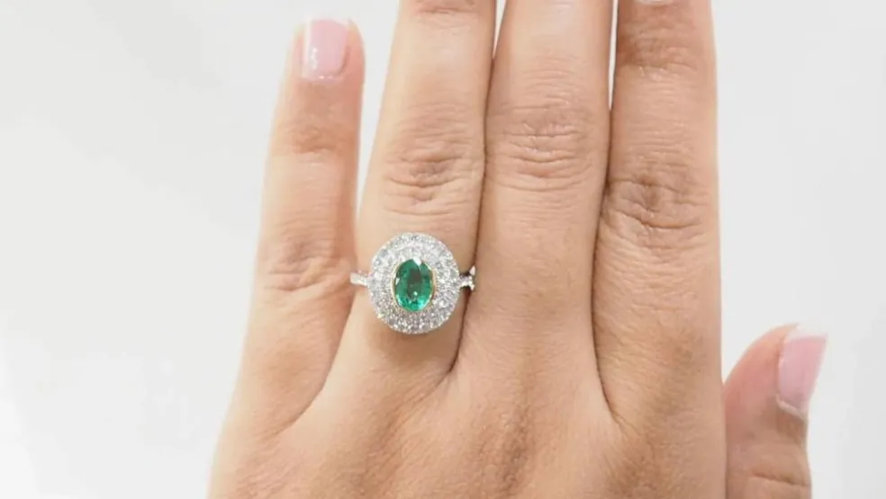 Bague double entourage en or bicolore, émeraude ovale et diamants