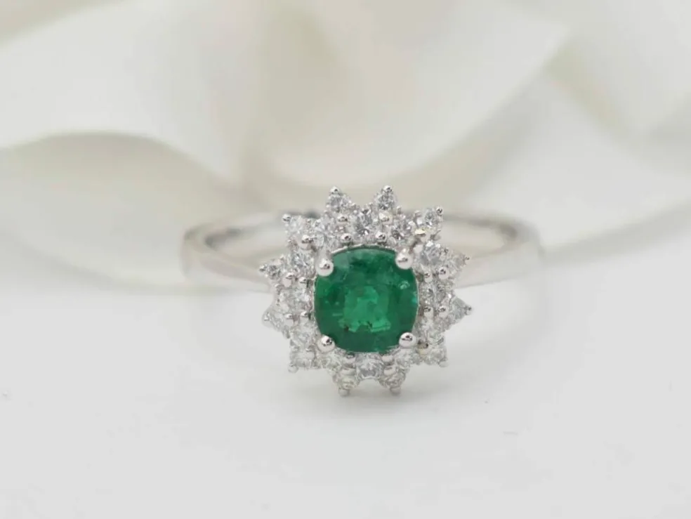 Bague double entourage en or blanc, émeraude 0.64ct et diamants