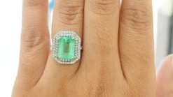 Bague double entourage en or blanc, émeraude de Colombie certifiée et diamants