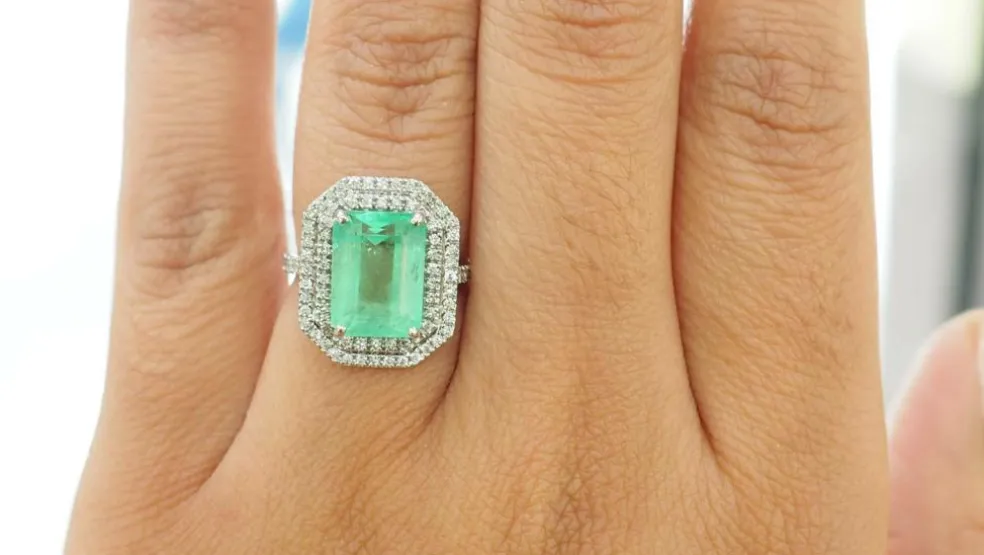 Bague double entourage en or blanc, émeraude de Colombie certifiée et diamants