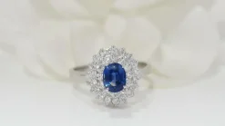 Bague double entourage en or blanc, saphir et diamants