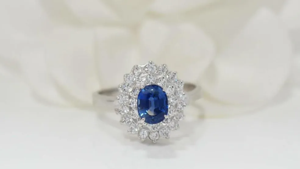 Bague double entourage en or blanc, saphir et diamants