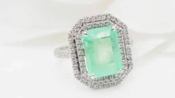 Bague double entourage en or blanc, émeraude de Colombie certifiée et diamants