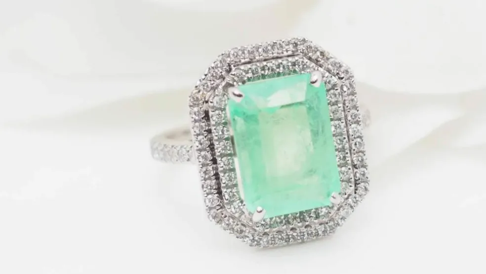 Bague double entourage en or blanc, émeraude de Colombie certifiée et diamants