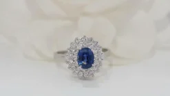 Bague double entourage en or blanc, saphir et diamants
