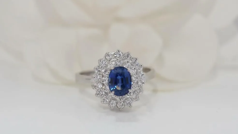 Bague double entourage en or blanc, saphir et diamants