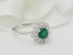 Bague double entourage en or blanc, émeraude 0.64ct et diamants