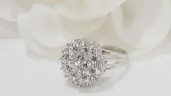 Bague double entourage en or blanc et diamants