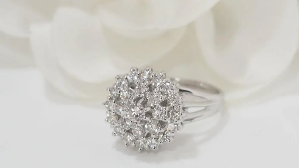 Bague double entourage en or blanc et diamants