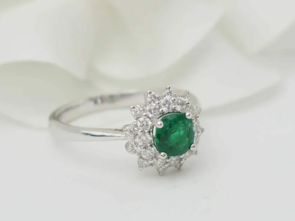 Bague double entourage en or blanc, émeraude 0.64ct et diamants