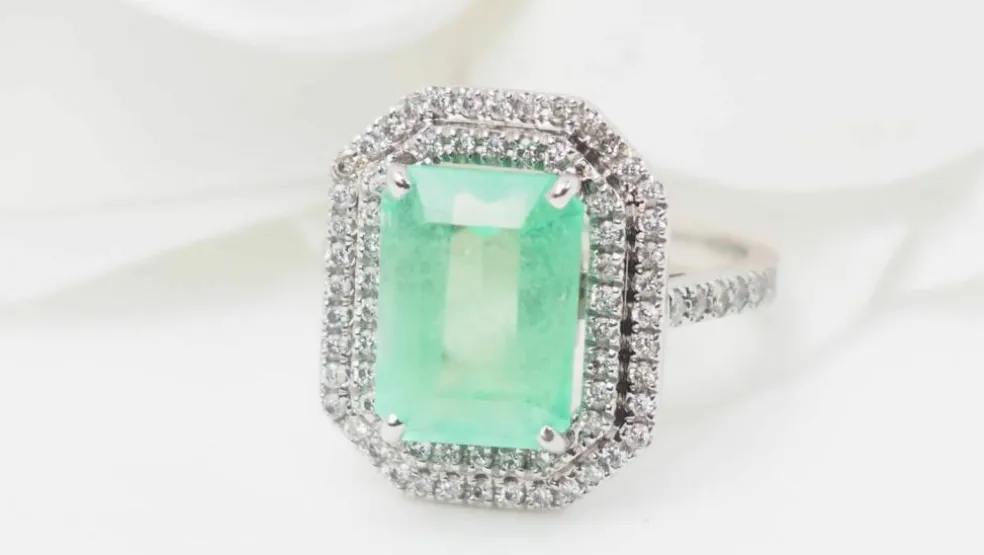 Bague double entourage en or blanc, émeraude de Colombie certifiée et diamants