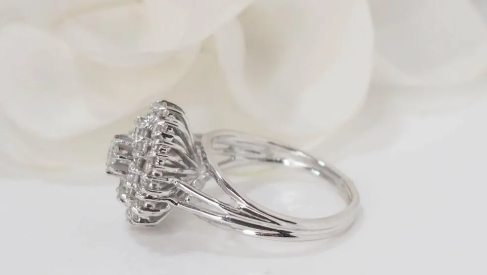 Bague double entourage en or blanc et diamants