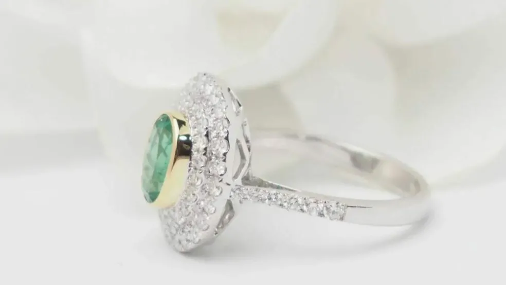 Bague double entourage en or bicolore, émeraude ovale et diamants