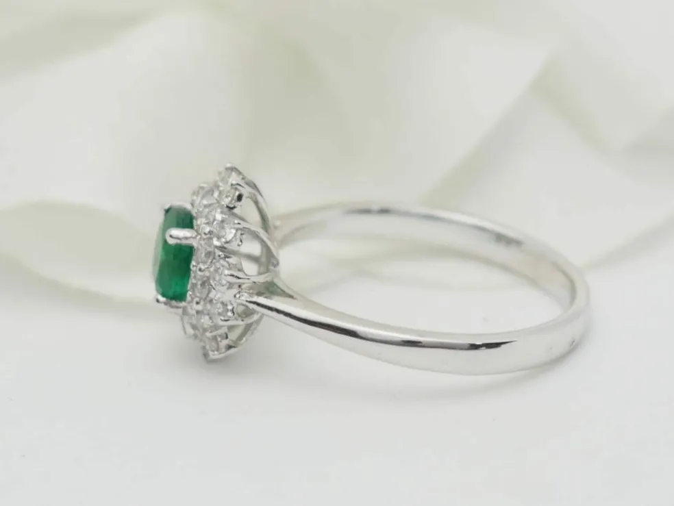 Bague double entourage en or blanc, émeraude 0.64ct et diamants