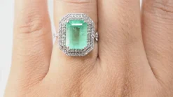 Bague double entourage en or blanc, émeraude de Colombie certifiée et diamants