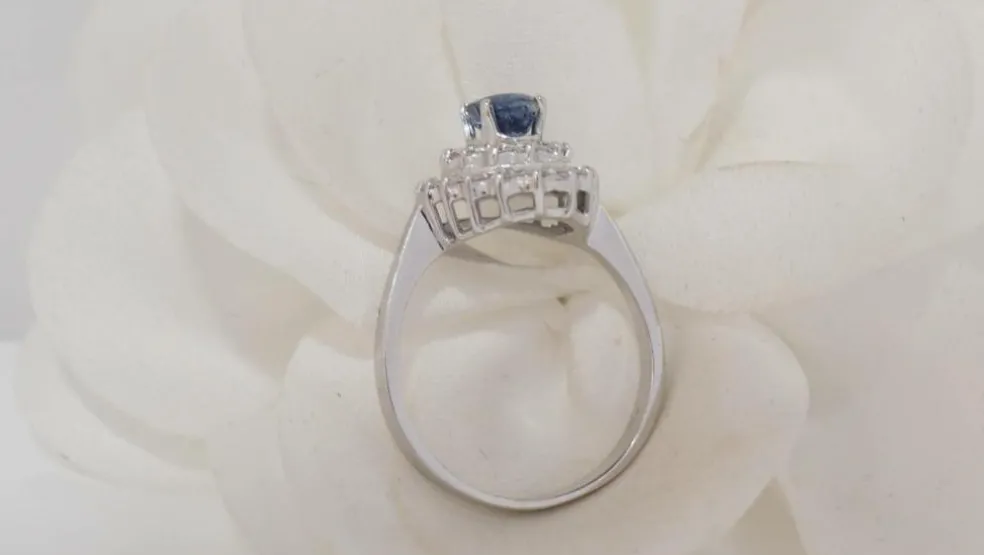 Bague double entourage en or blanc, saphir et diamants