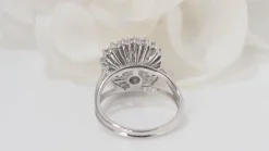 Bague double entourage en or blanc et diamants