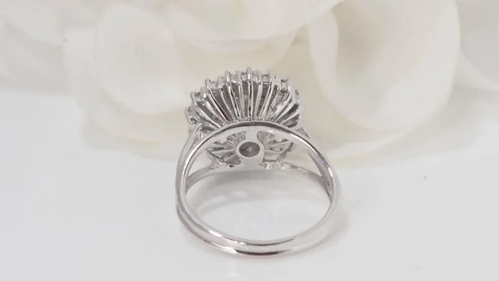 Bague double entourage en or blanc et diamants