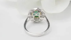 Bague double entourage en or bicolore, émeraude ovale et diamants