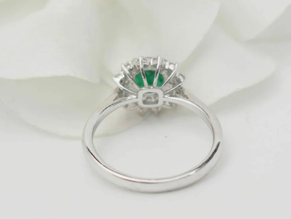Bague double entourage en or blanc, émeraude 0.64ct et diamants